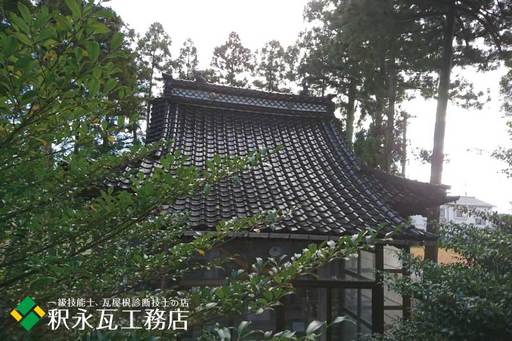 屋根のすんば、落ち葉掃除　立山町神社5.jpg